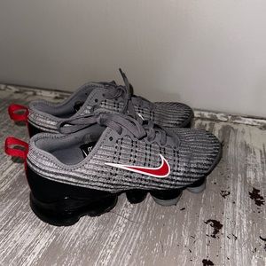 Size 4.5Y but fits woman size 6.5 nike shoes barley worn like new.